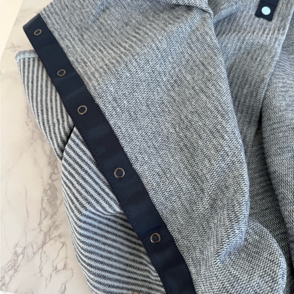 Lululemon gray/Blue heathered vinyasa scarf NWOT - Picture 2 of 2